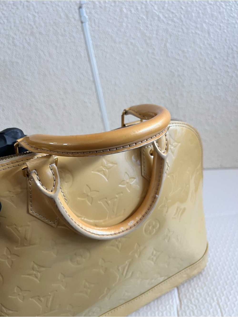 Louis vuitton Alma Vernis bag - Picture 9 of 15
